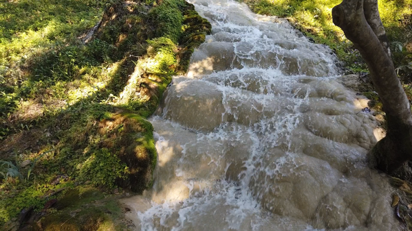 ブアトーン滝の岩肌を流れる湧水−１