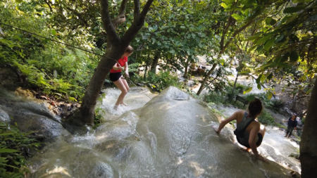 チェンマイのブアトーン滝で水遊びをする西洋人女性
