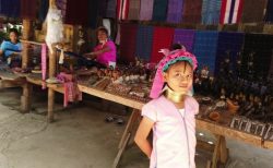 メーホンソーンで一番大きな首長族の村フアイプーケン村の子供