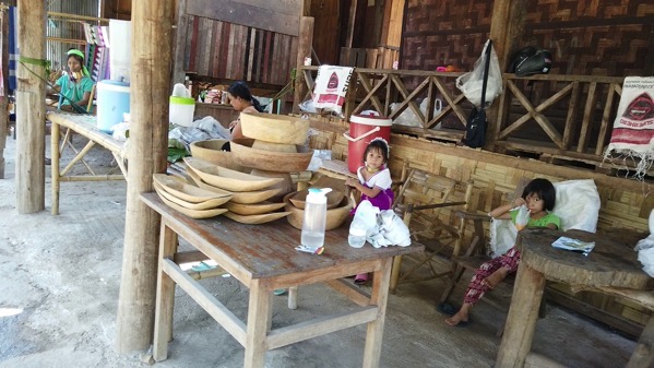 首長族の村（フアイプーケン村）でお土産を売っている首長族の子供