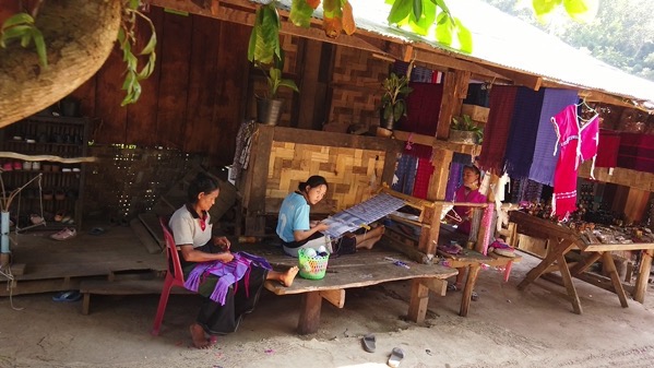 首長族の村（フアイプーケン村）で布を編んでいる女性