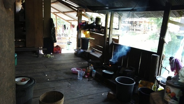 首長族の村の台所