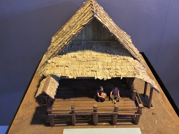 クンユアム第二次世界大戦戦争博物館に展示されているタイヤイ族の家屋のジオラマ