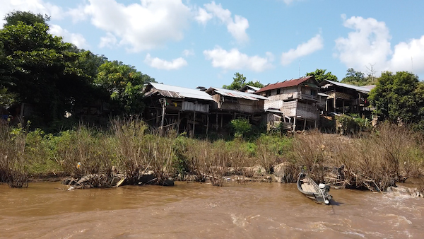 首長族の村（フアイプーケン村）の川沿いに建つ高床式住居-1