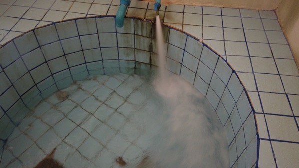 円形タイル浴槽の冷水