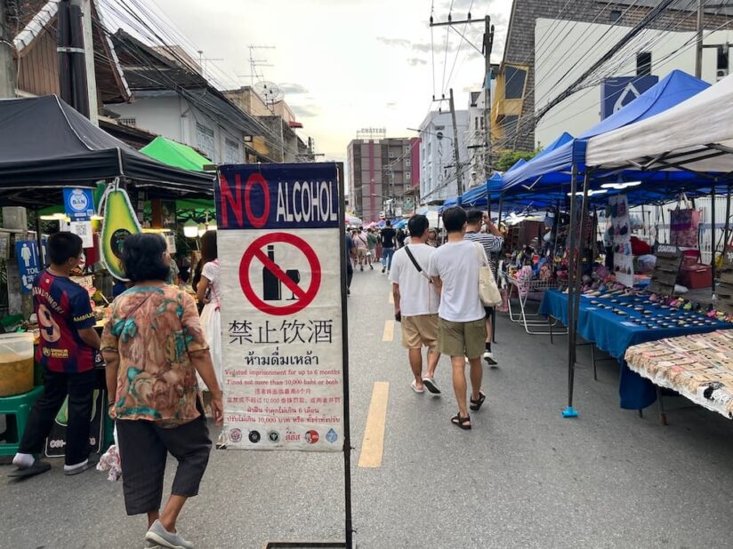 画像 Wua Lai 通りに掲示された禁酒・禁煙の案内看板