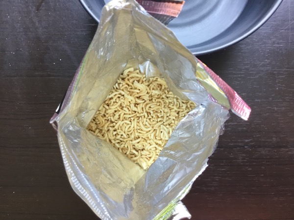 袋の上から潰して粉々になった乾燥麺