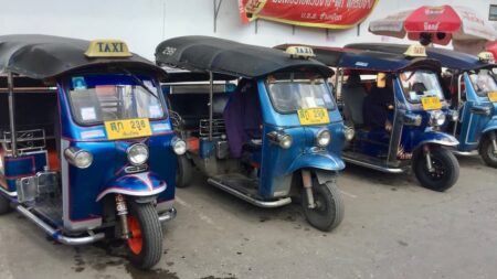 タイの三輪自動車トゥクトゥク