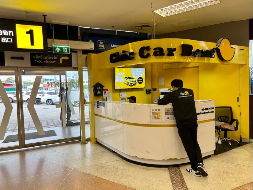 チェンマイ空港１番出口傍にあるレンタカーショップ