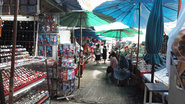 タチレクの市場に並ぶ露天