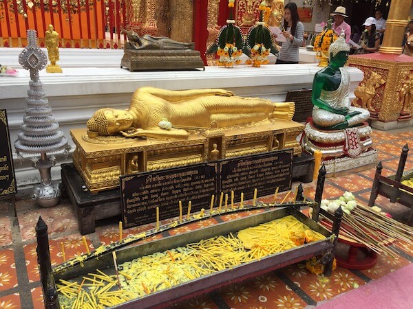 ドイステープ寺院の仏舎利塔前に横たわる涅槃像