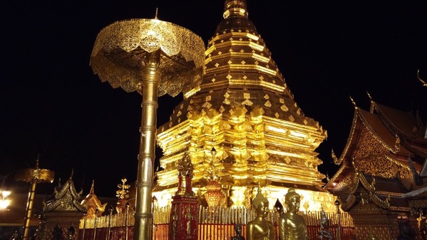 夜にライトアップされたドイステープ寺院の仏舎利塔