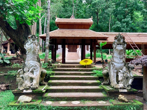 ワット パーラートの椅像を祀っているお堂を護るヒマパーンの森に棲む聖なる生き物