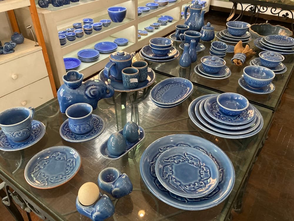 チェンマイラミン ティーハウスのブルーのセラドン焼