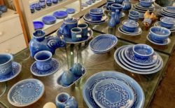 チェンマイラミン ティーハウスのブルーのセラドン焼