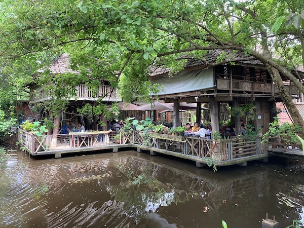 池の上に浮かぶタイの伝統的な高床式住居