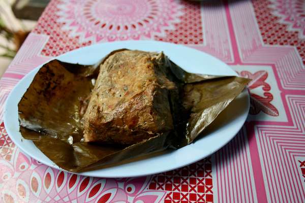 チャルーン スワンエークのエップムー（豚ひき肉に卵と香辛料を加えて練り上げ、バナナの葉で包んで炭火焼きしたチェンマイ郷土料理の１つ）
