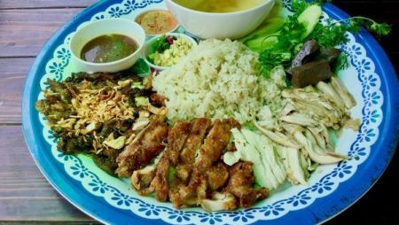 チェンマイで一番のデカ盛りカオマンガイ　1皿に3種類のカオマンガイ