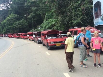 ドイステープ寺院前で客待ちするソンテウ