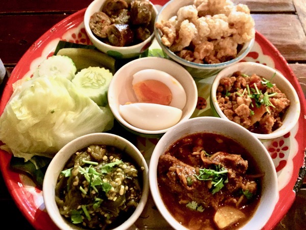 オーディップムアンと呼ばれる北タイ料理のオードブル盛り合わせ