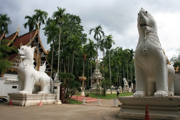 ワット・パーダーラーピロムの境内入り口の白亜の獅子像