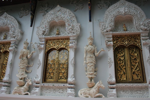 ワット・パーダーラーピロムの布薩堂の装飾