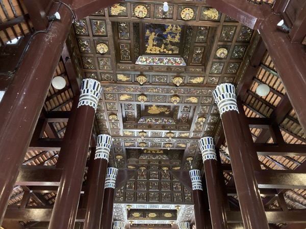 ワット・ロークモーリーの本堂のきらびやかな天井の装飾