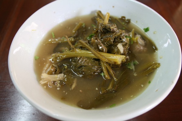 ジョーバッカードと呼ばれる豚軟骨とタイ北部の葉野菜が入った酸味の効いたスープ