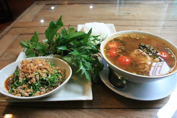 タイ北部料理と一緒に提供される葉野菜
