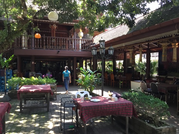 ゲーンローンバーンスアンのテラス的