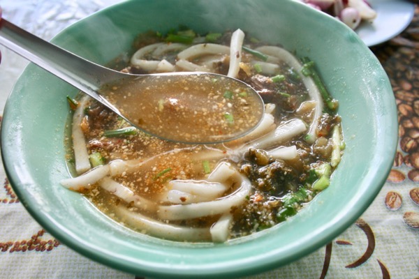 カオソーイメージェーのパーパーソイの透明な牛骨スープ