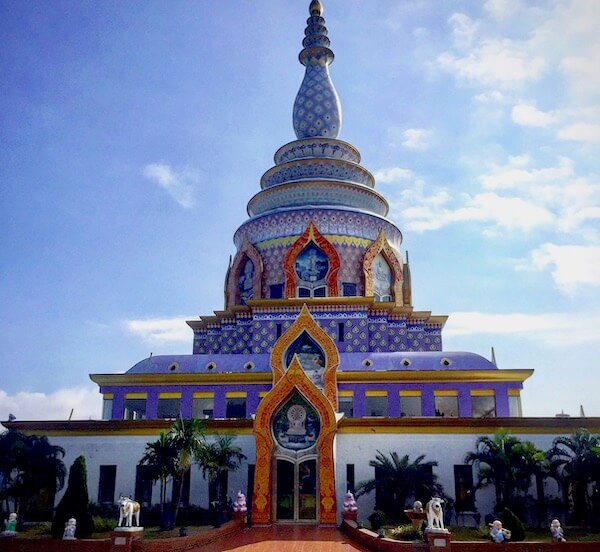 ワット・タートーンのカラフルな仏塔