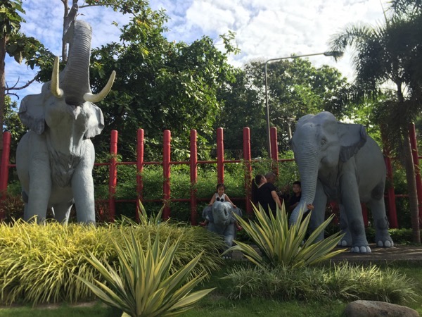 ランパーン象保護センターの入り口の象のオブジェ
