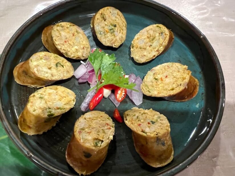 画像 切り分けて提供されるKhoei Chiang Maiのサイウア(北タイ名物ソーセージ)