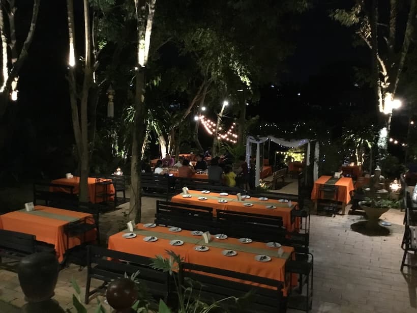 フアン・スンタリーの川沿いテラス席（チェンマイ）