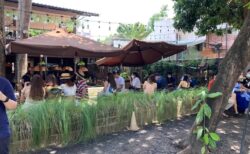 ニマンヘミンのトーンテムトーに並ぶ来店客