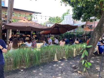 ニマンヘミンのトーンテムトーに並ぶ来店客