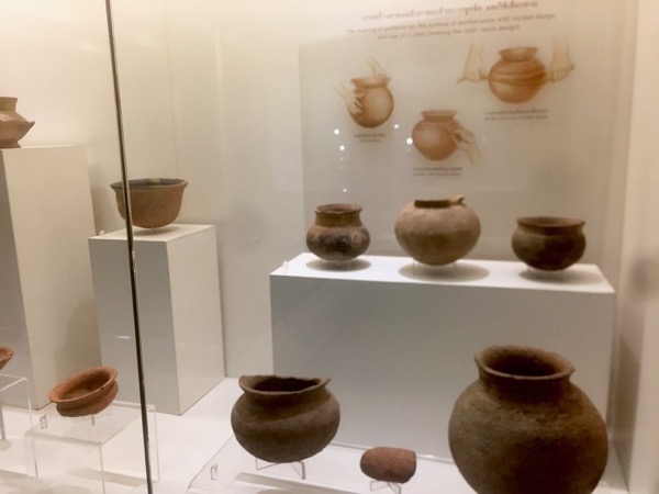 カムペーンペット国立博物館に展示されている発掘調査で出土した土器