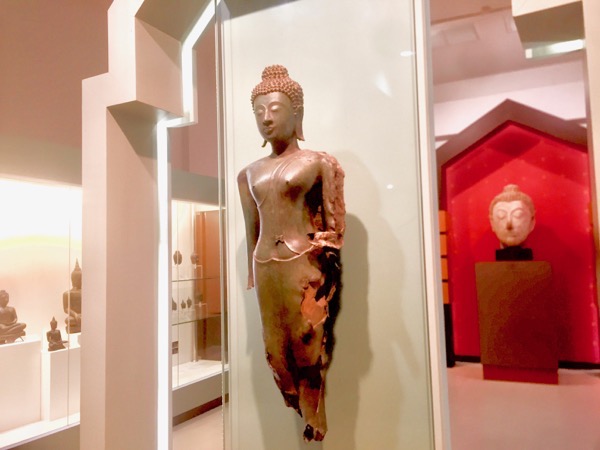 カムペーンペット国立博物館に展示されているワットクルッシーホンから出土した立像