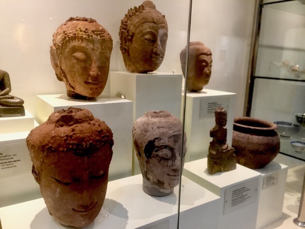 カムペーンペット国立博物館に展示されている発掘調査で出土した仏像