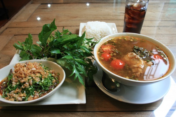 タイ北部料理と一緒に食べる香草や野菜を写真でご紹介