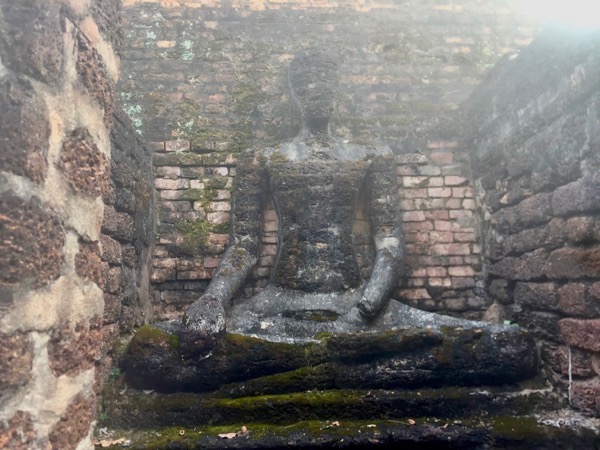 カムペーンペット歴史公園のワット シンの本堂裏側の基壇部分に安置されている坐像