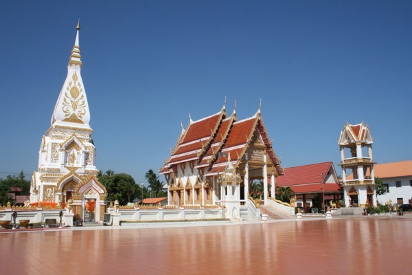 タイで唯一！ナコンパノムにある曜日仏塔