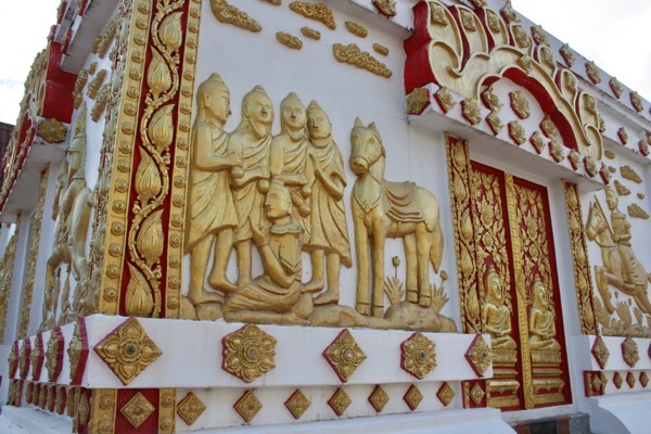 プラタート シークン側面の白・赤・金色の装飾