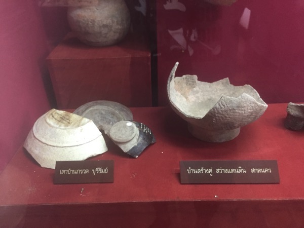 サンカローク焼博物館61番窯のに展示されている発掘されたサンカローク焼