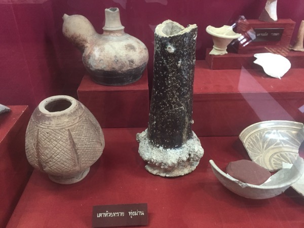 サンカローク焼博物館61番窯のに展示されている発掘されたサンカローク焼