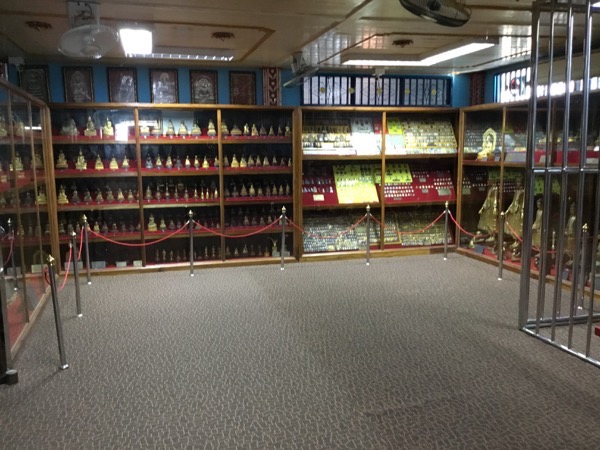 ワット・プラノーンの資料館内部に飾られている仏像