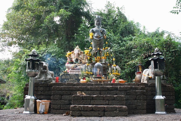 カムペーンペット歴史公園のシヴァ神像のレプリカ