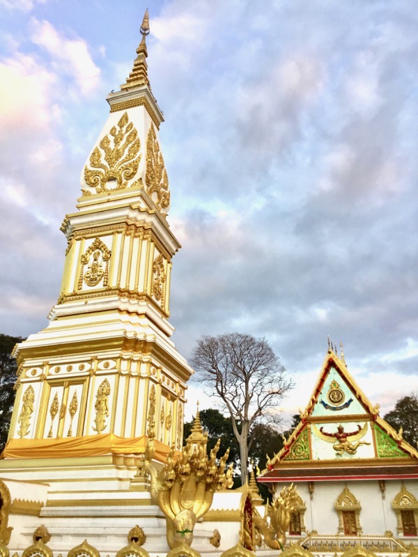 ワット・モルック・コナコン　仏塔と本堂