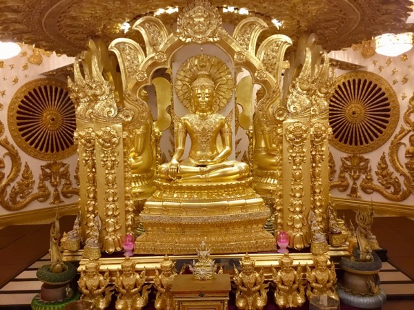 ワット・モルック・コナコンの内部に安置されている黄金の仏塔